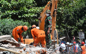 Members of an Indonesian search and rescue team look for victims of the recent quake on Lombok island.
