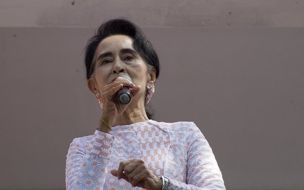 NLD leader Aung San Suu Kyi speaks to supporters in Yangon on 9 November 2015.