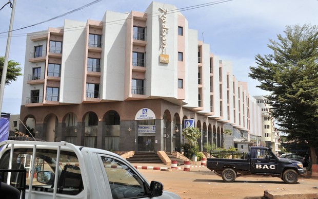 Malian troops take position outside the Radisson Blu hotel