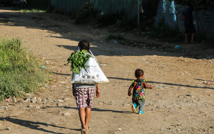 PNG Children on Highlands Highway