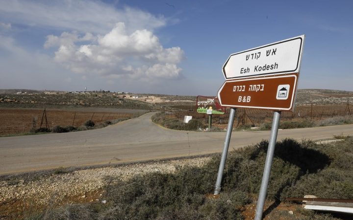 A road sign points towards an airbnb apartment, located in the Esh Kodesh outpost, near the Jewish settlement of Shilo and the Palestinian village of Qusra in the occupied West Bank on November 20, 2018. Airbnb said it will remove such listings. (Photo by MENAHEM KAHANA / AFP)
