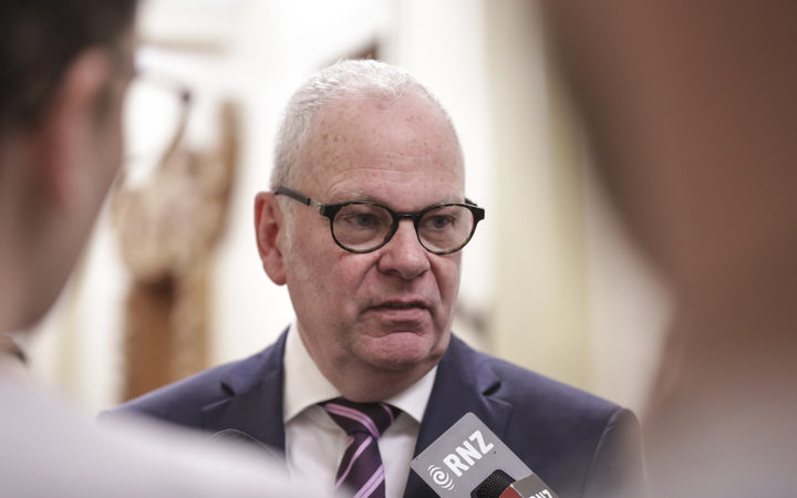The State Services Commissioner, Peter Hughes, has given public service chief executives an extra week's annual leave to make up for the financial hit they have taken since losing their performance pay.