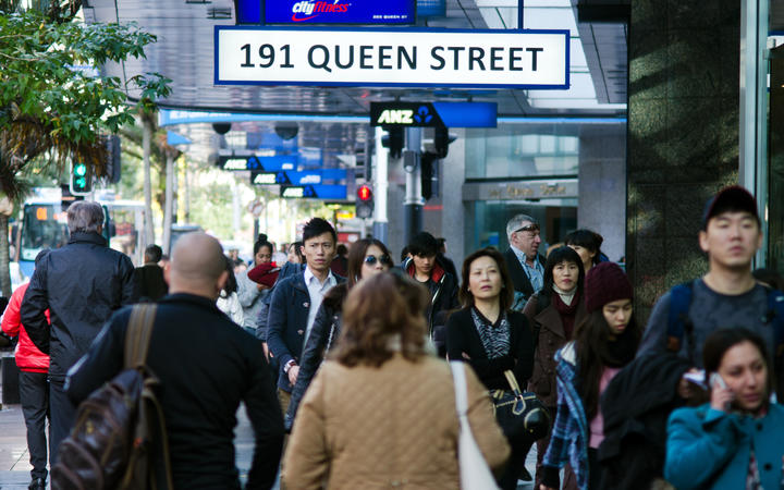 Auckland pedestrians queen street generic