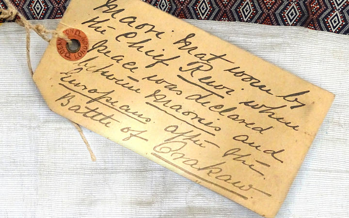 The only evidence is a note attached to the cloak, claiming it was worn by the chief when peace was declared after the battle of Ōrākau.

