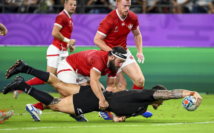 New Zealand's centre Sonny Bill Williams scores All Blacks thrid try during the Japan 2019 Rugby World Cup Pool B match between New Zealand and Canada at the Oita Stadium in Oita on October 2, 2019. (Photo by GABRIEL BOUYS / AFP)