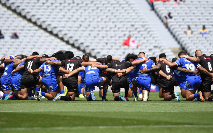 Samoan and Fijian players gather in prayer pre-match