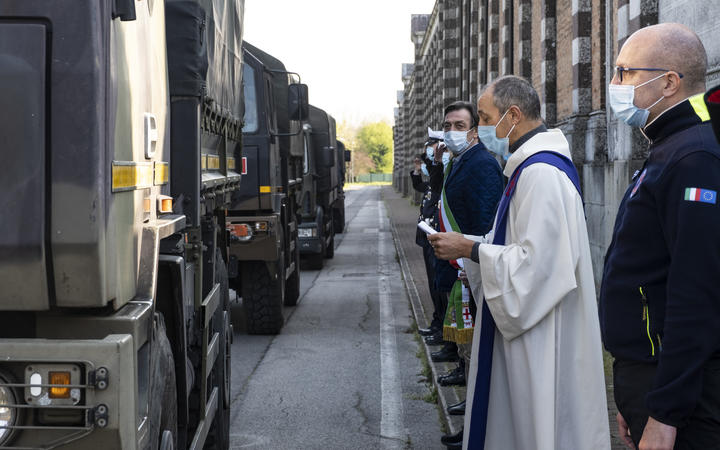 Mayor Sergio Giordani, the commissioner Cristina Piva and members of the police Fabio Bui as 25 dead bodies arrive in Padua. The town of Bergamo, no longer able to manage Covid-19 deaths, required the intervention of the army. The dead were sorted and transported throughout Italy for cremation. 