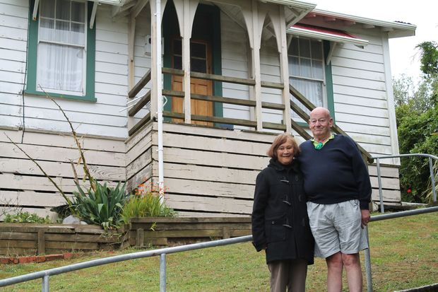 Tarikaka Joe and Hine Byrne in front of their cottage