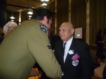 Arthur Midwood with Corporal Willie Apiata VC.
