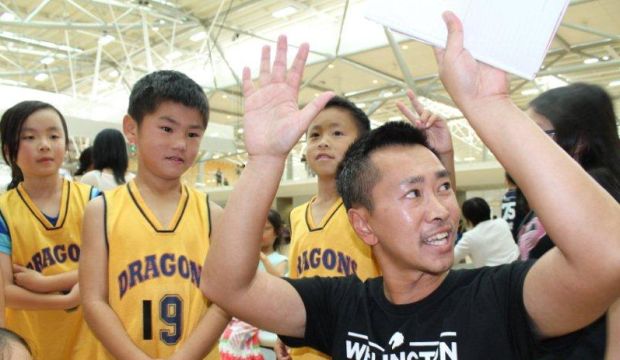 Coach briefs Dragon Miniballers