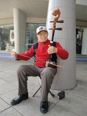 Mr Huang busking outside Te Papa