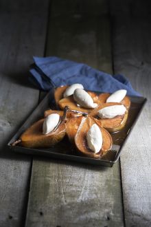 Smoked pears with cinnamon cream