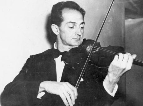 Vincent Aspey playing the violin in the Wellington Town Hall in courtesy Te Ara