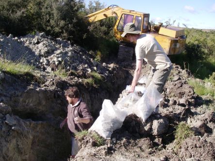 Alan Tennyson and Paul Scofield at the St Bathans fossil dig
