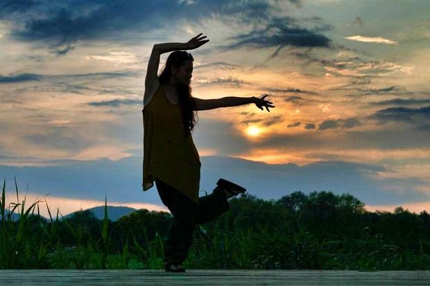 Anni Wang dances in Jingshan Park China