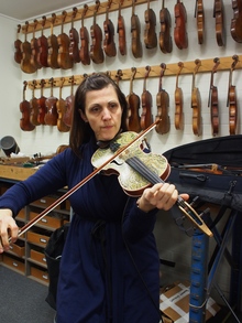 Sarah Curro playing the painted semi acoustic Spur violin