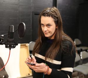 Jess Sayer cueing up the music for the start of a tech run pix wide