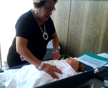 Makere Nepe Apatu-Thorstensen demonstrates how Pēpi pods work